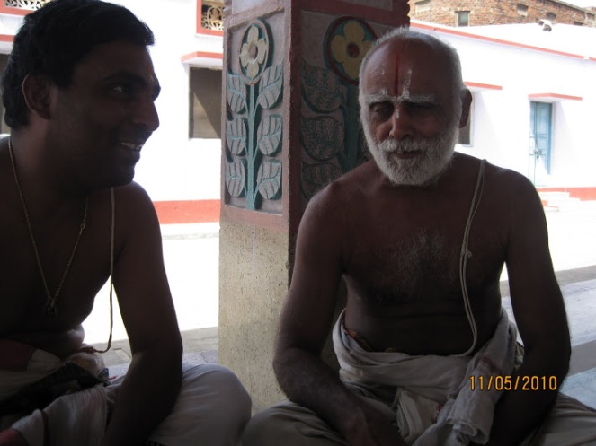 aidyen with tamil priest at Vaikuntanatha Perumal kovil, Buxar
